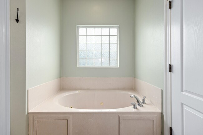 Building Photo - 2899 Chanterelle Cove