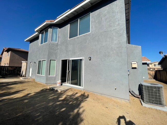 Building Photo - Victorville- Tanamera Home-  4 Bedrooms, 3...