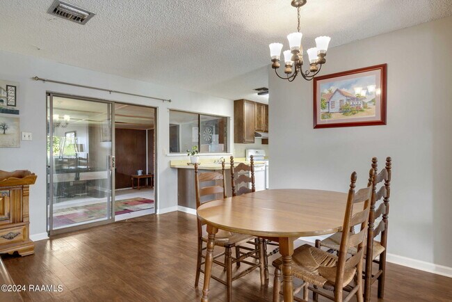 Building Photo - 303 Plaza Village Dr