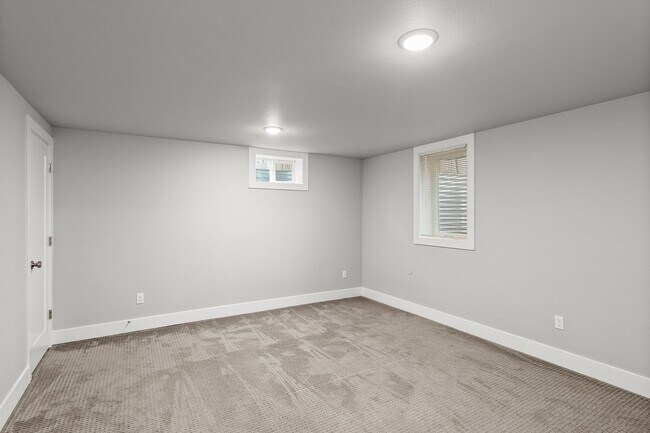 Building Photo - 5535 SE 57th Ave