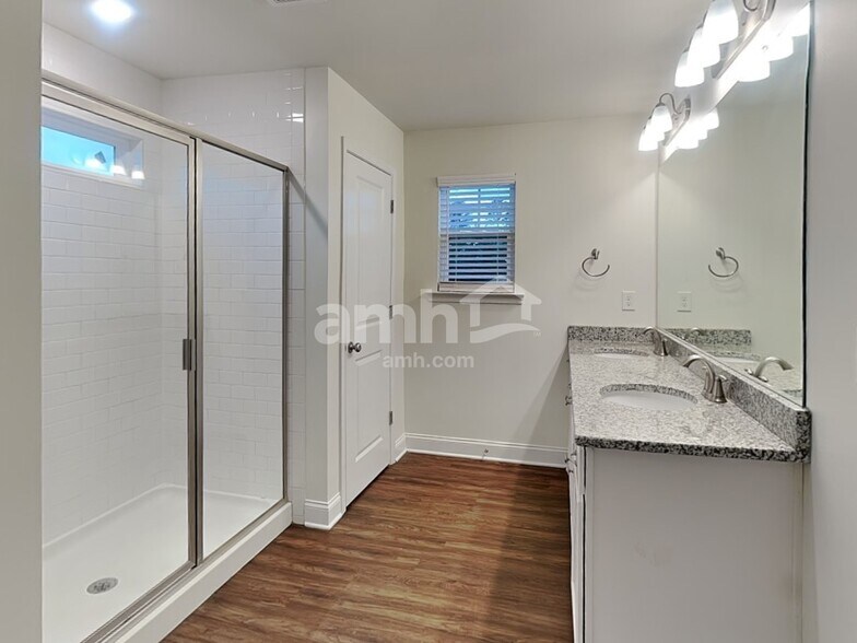 Building Photo - 716 Cyprus Ave