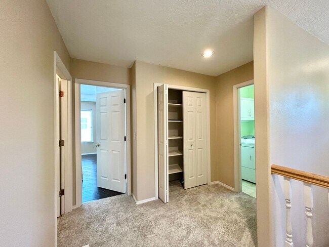 Building Photo - Spacious 4 Bed, 2.5 Bath House