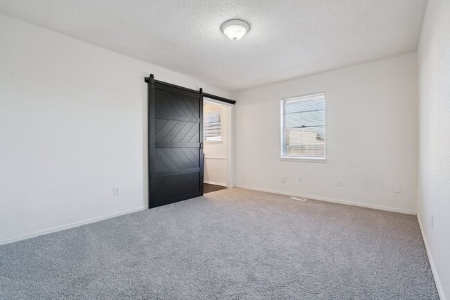 Building Photo - 3-Bedroom Home Near Dining, Shopping & Broadway Extension