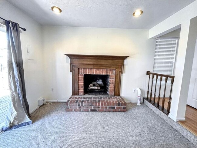 Building Photo - Charming 2-Bedroom Home with Modern Amenit...