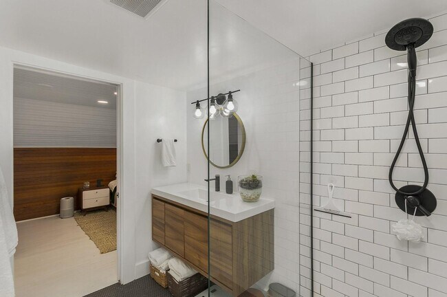 Building Photo - 3 bedroom, 2 bath gorgeous home now available by Mt. Tabor Park in SE Portland!