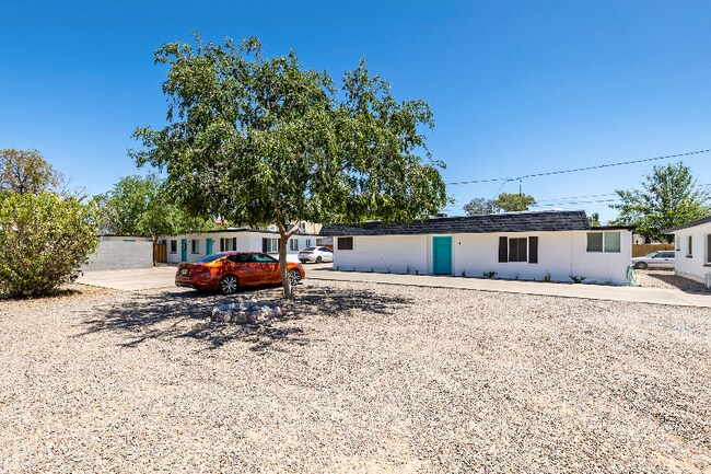 Building Photo - 920 E Montebello Ave