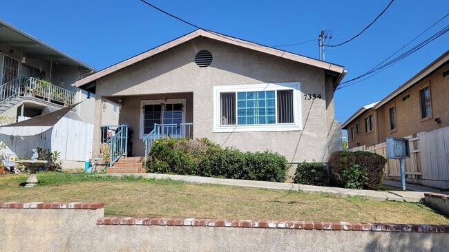 Building Photo - Upstairs 3 Bedroom 2 Bath Apartment with H...