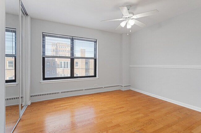 Building Photo - 5858 N Sheridan Rd