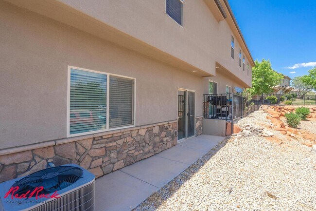 Building Photo - Charming 3 bedroom Townhome. 2 Community Pools!
