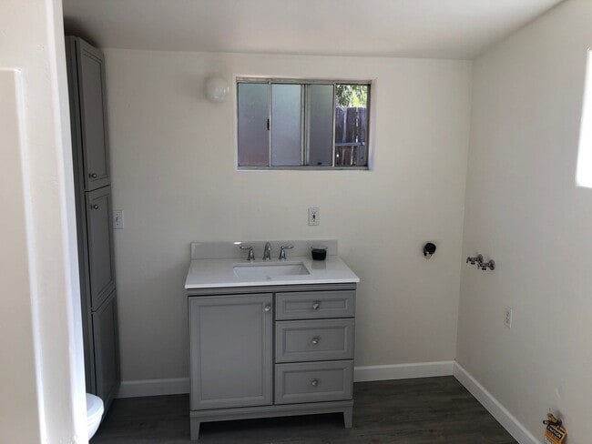 Building Photo - 5455