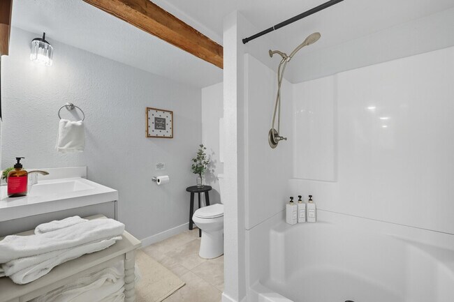 Building Photo - 1119 Prosser Ave