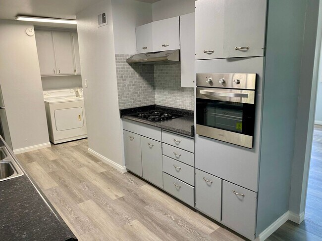 Building Photo - Beautiful & Welcoming 3 Bed/2 Bath Walking...