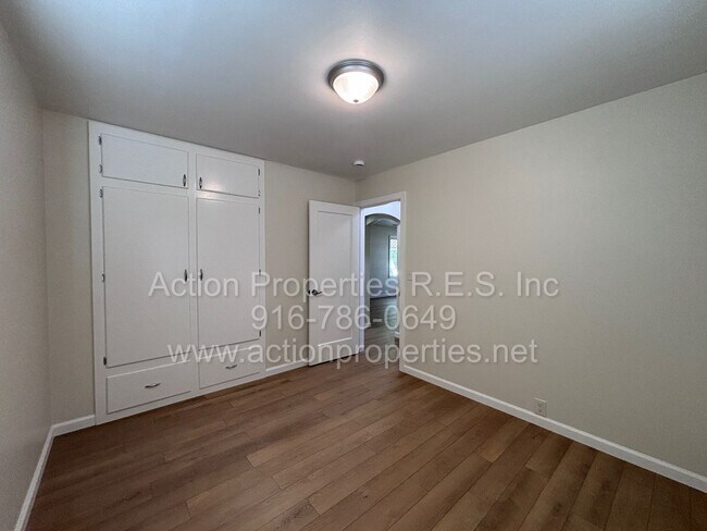 Building Photo - Cottage Style Home in the Heart of Roseville - Large Yard - Completely Renovated!