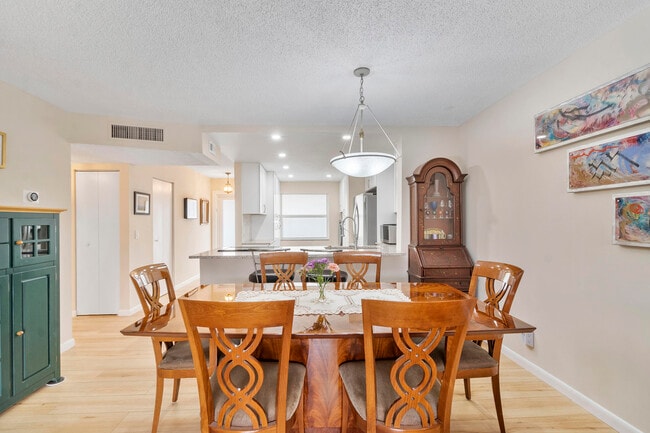 Building Photo - 27 Abbey Ln