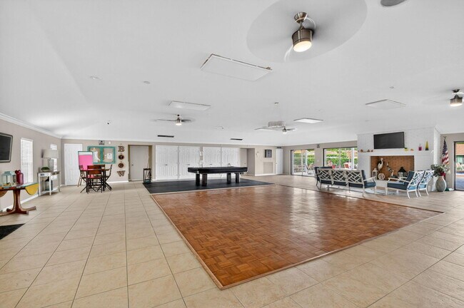 Building Photo - 9810 Pineapple Tree Dr
