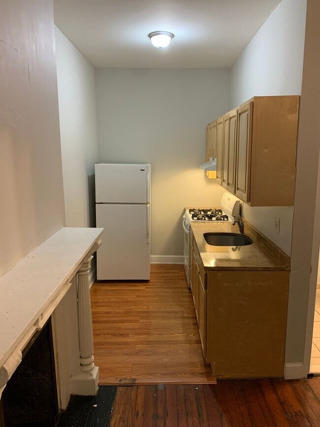 Building Photo - Amazing Studio Apartment located in Univer...