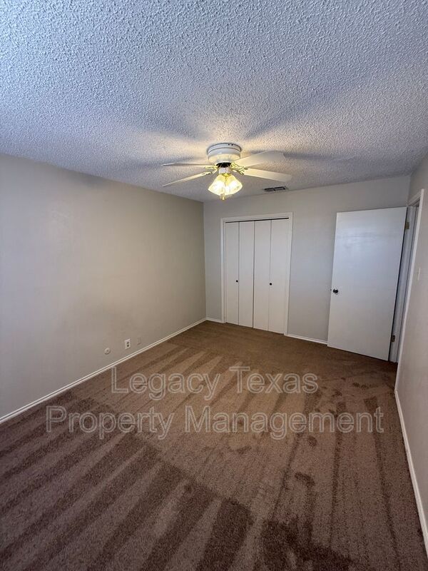 Building Photo - 1118 N Nolan River Rd