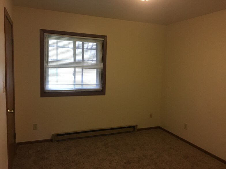 Building Photo - 4670 S Woodland Dr