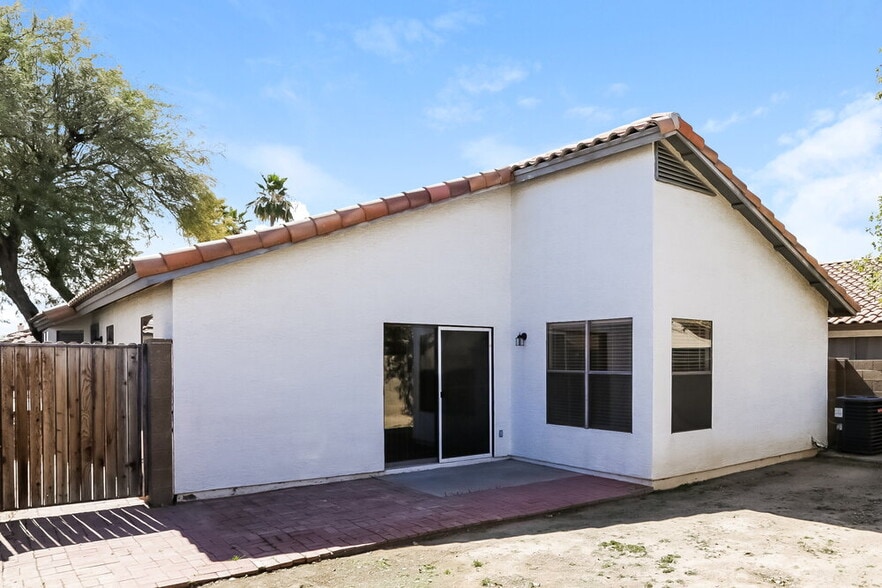 Building Photo - 11622 W Olive Dr