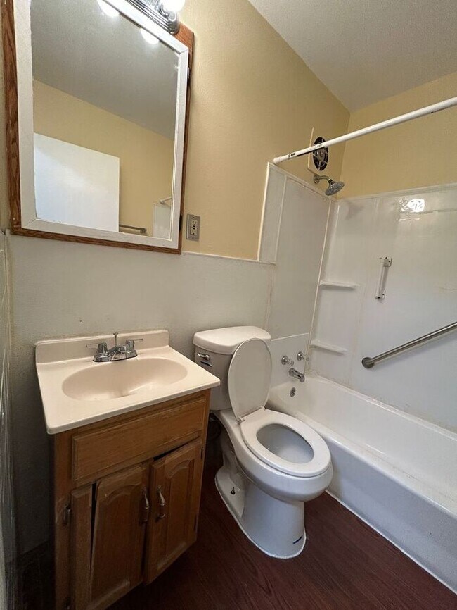 Building Photo - Charming 3-Bedroom Home with Fenced Backya...