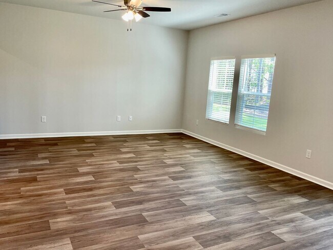 Building Photo - 1027 Harbor Dr