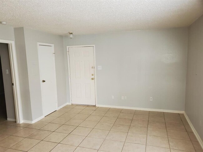 Building Photo - 2750 Holly Hall St