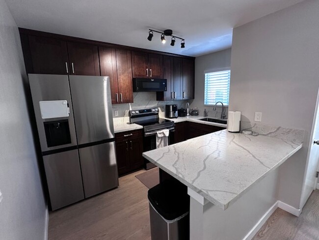 Building Photo - Beautifully Remodeled Condo!