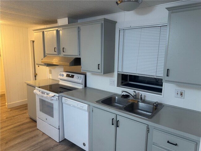 Building Photo - 546 Roadrunner Dr