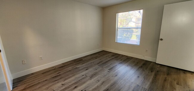 Building Photo - Silverado Ranch Condo!