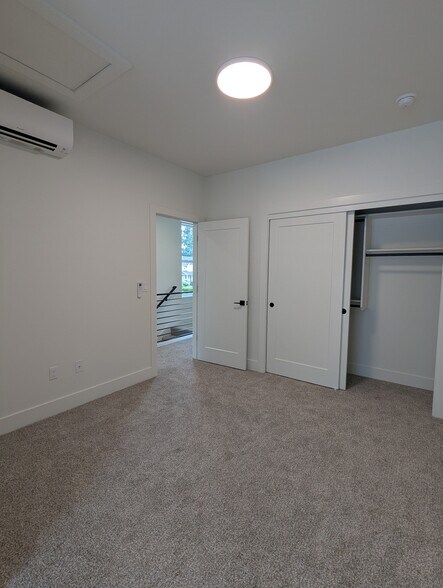 Building Photo - 5041 SE King Rd