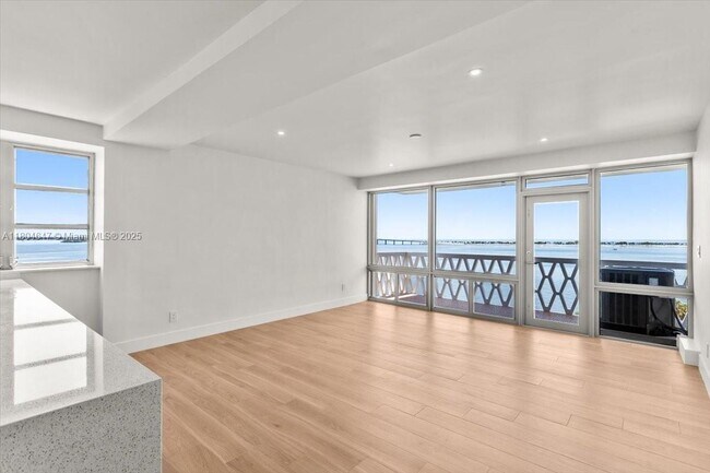 Building Photo - 1430 Brickell Bay Dr