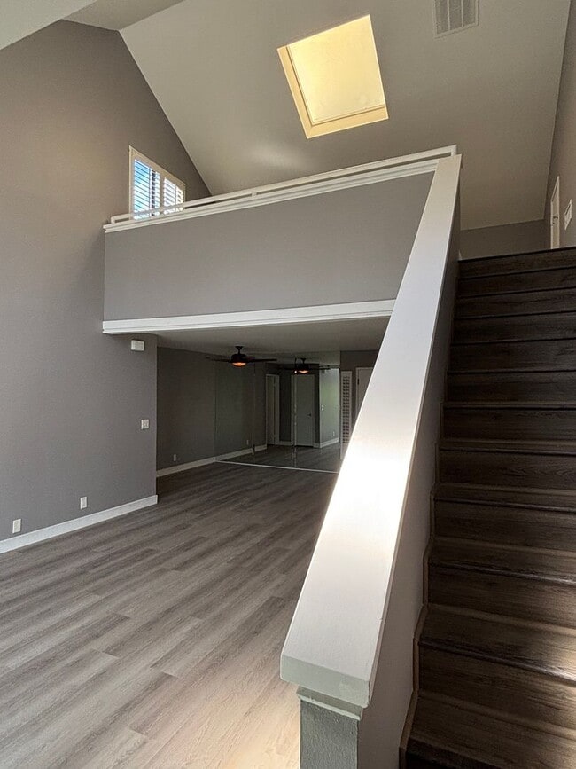 Building Photo - Two Masters Plus Loft Updated Condo in Long Beach