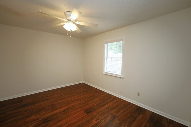 Building Photo - 6127 Vinnie Dr