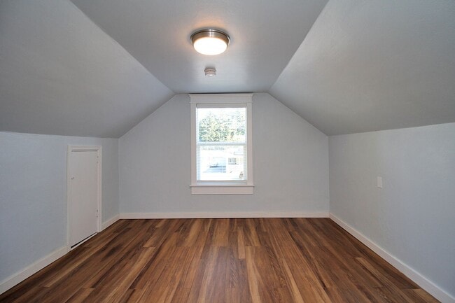 Building Photo - 805 NW Angeline Ave
