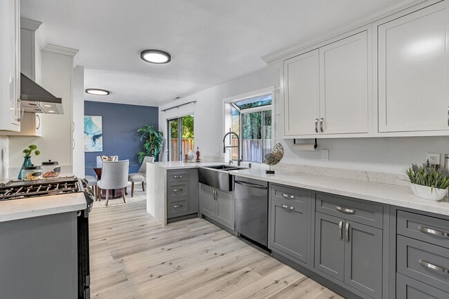 Building Photo - 427 Summerwood Dr