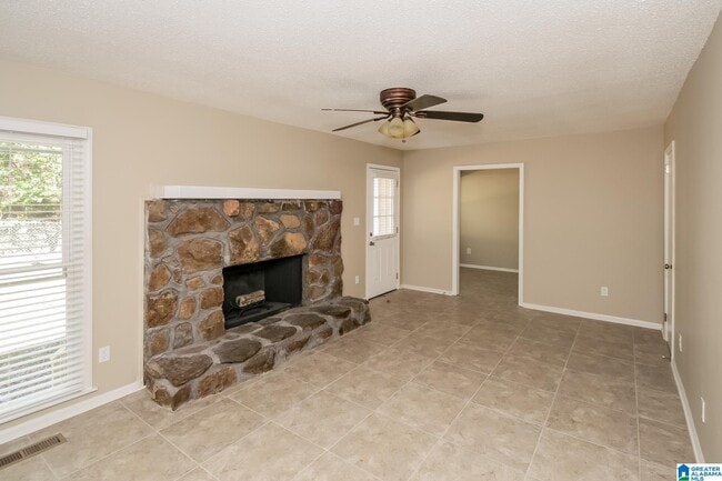 Building Photo - 720 Country View Terrace