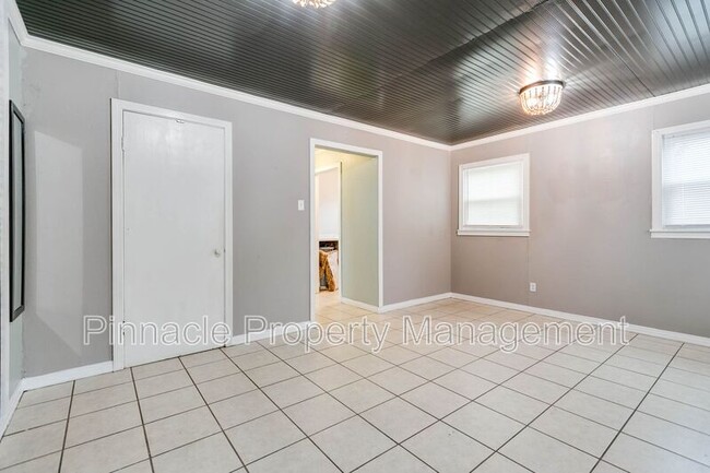 Building Photo - 2205 Live Oak St