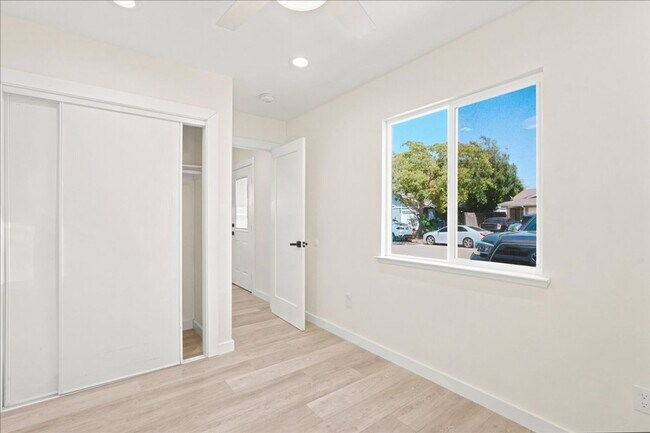 Building Photo - 3944-3944 Renick Way