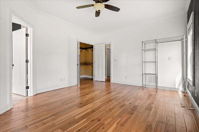 Building Photo - 200 Crooked Creek Dr