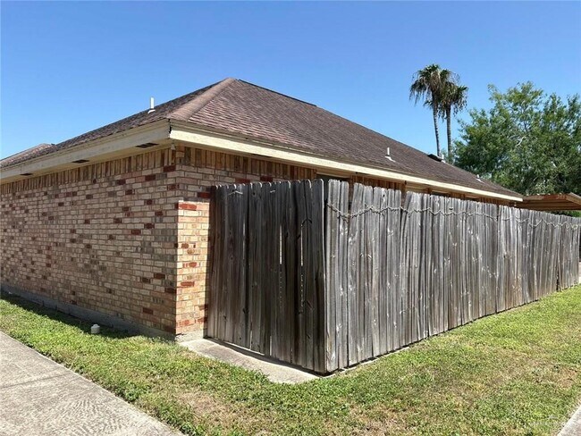 Building Photo - 1901 W Western Dr