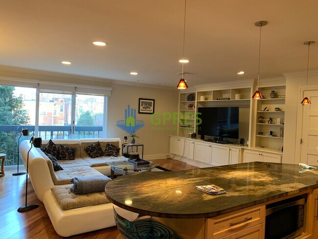 Building Photo - 5425 5th Avenue