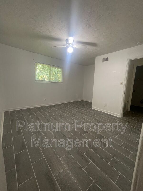Building Photo - 543 Springwood Dr