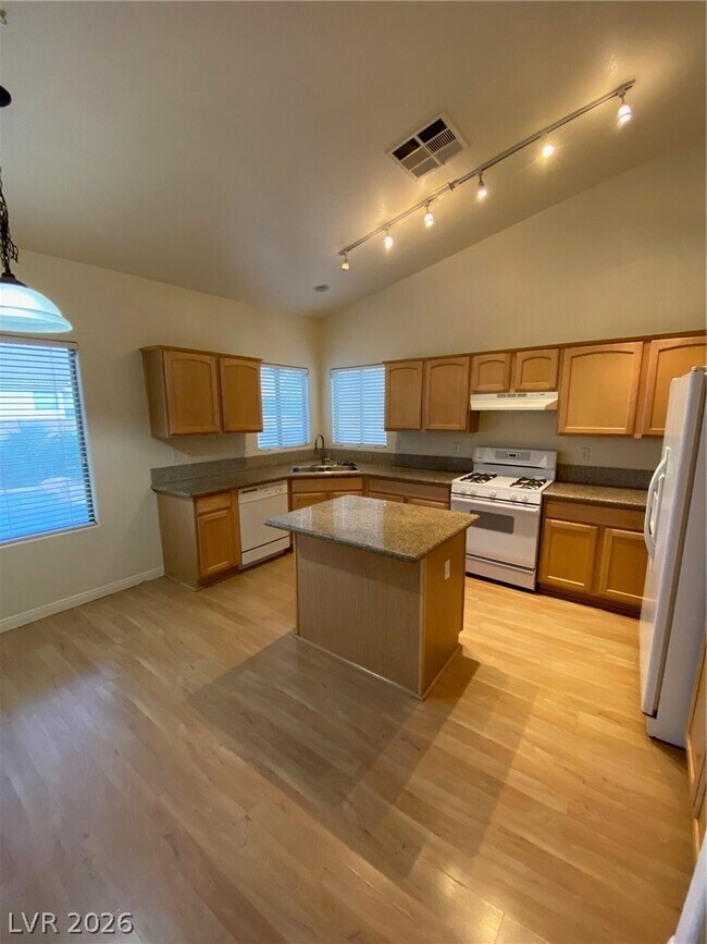 Building Photo - 7565 Splashing Rock Dr