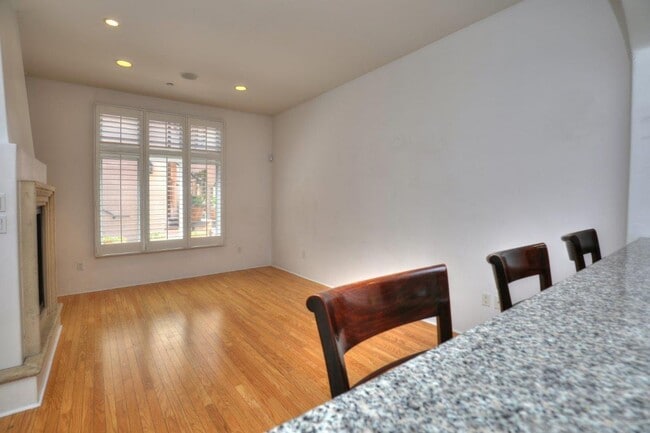 Building Photo - Downtown Luxury One Bedroom with Private Garage