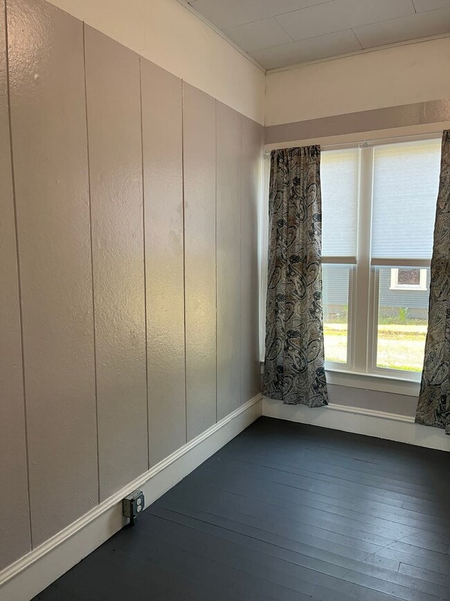 Building Photo - Cute and clean 2 Bedroom 1 Bathroom home in the heart of Roseburg.