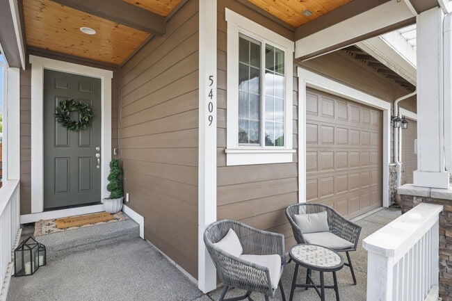 Building Photo - Spacious & Stylish 4-Bedroom A/C Townhome!