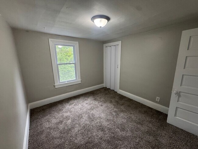 Building Photo - Charming 3-Bedroom Property in Prime Location