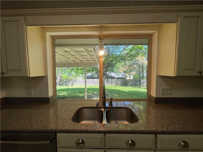 Building Photo - Gorgeous 3-Bed, 2.5-Bath Retreat Near Veterans Park