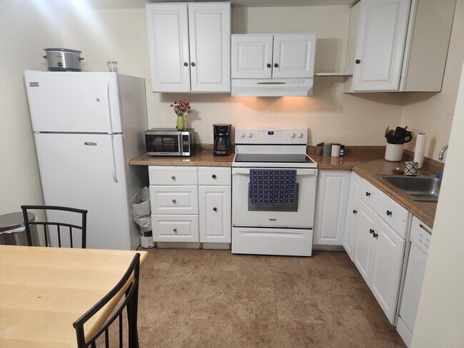 Building Photo - 176 Maple Ave