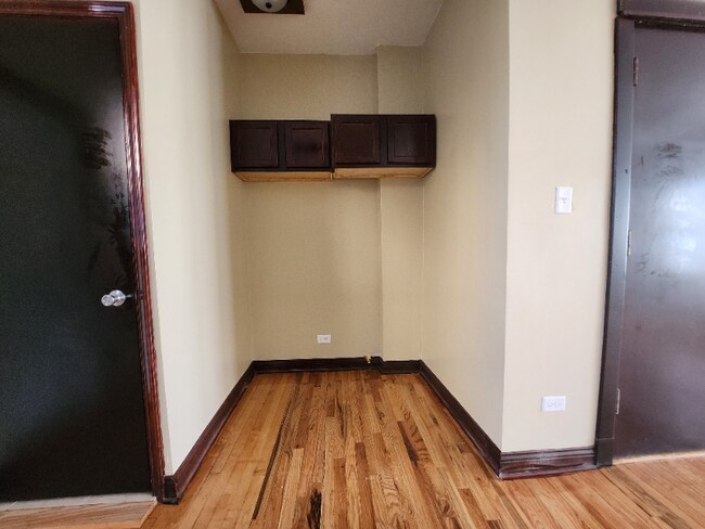 Building Photo - 953 N Pine Ave